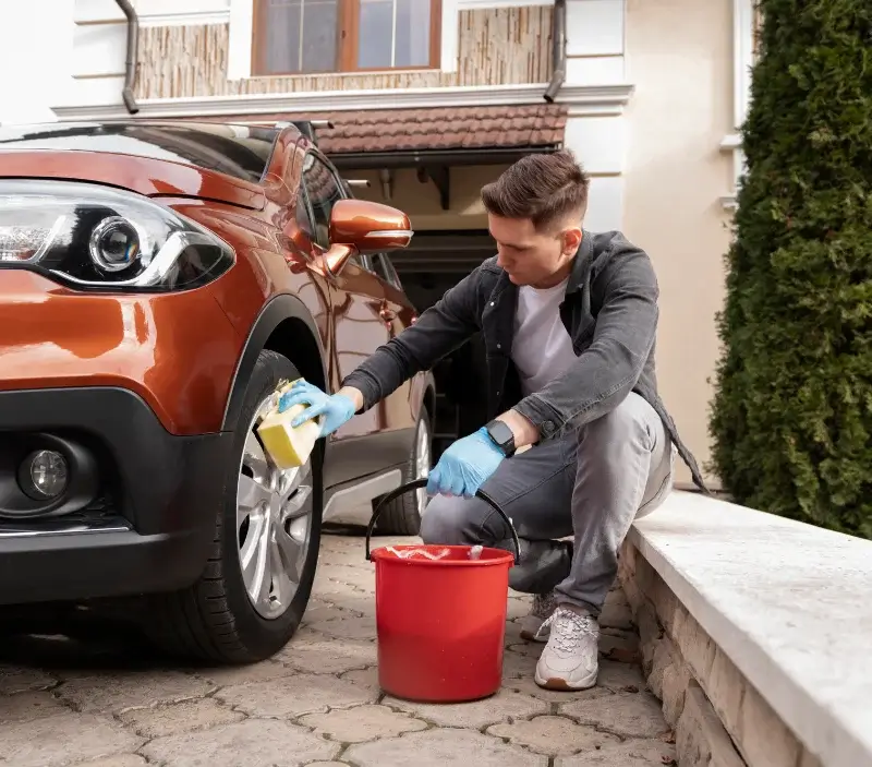 Lavage auto à domicile Lézan : professionnel intervenant sur un véhicule